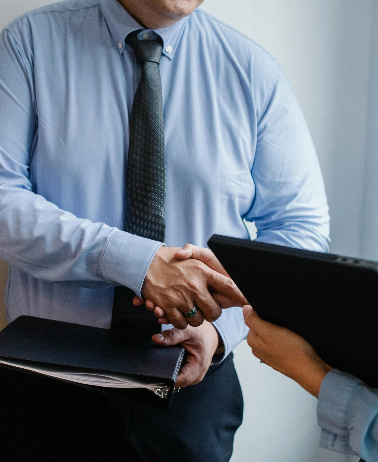 GP ORGAPLAN – Organisationsplanung und Strukturlösungen – Dieses Bild zeigt die Finalisierung einer professionellen Geschäftsvereinbarung zwischen zwei Personen in einem Büro.