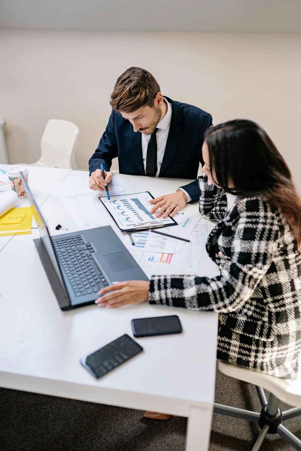 GP ORGAPLAN – Organisationsplanung und Strukturlösungen – Dieses Bild zeigt die Finalisierung einer professionellen Geschäftsvereinbarung zwischen zwei Personen in einem Büro.